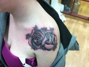 sexy_girly_hot_pretty_feminine_realistic_black_and_grey_roses_shoulder_tattoo_david_meek_true_til_death_tattoo_company_ashtabula_ohio_tattoo_shops